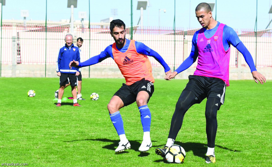 زاكيروني يعزل لاعبي الأبيض