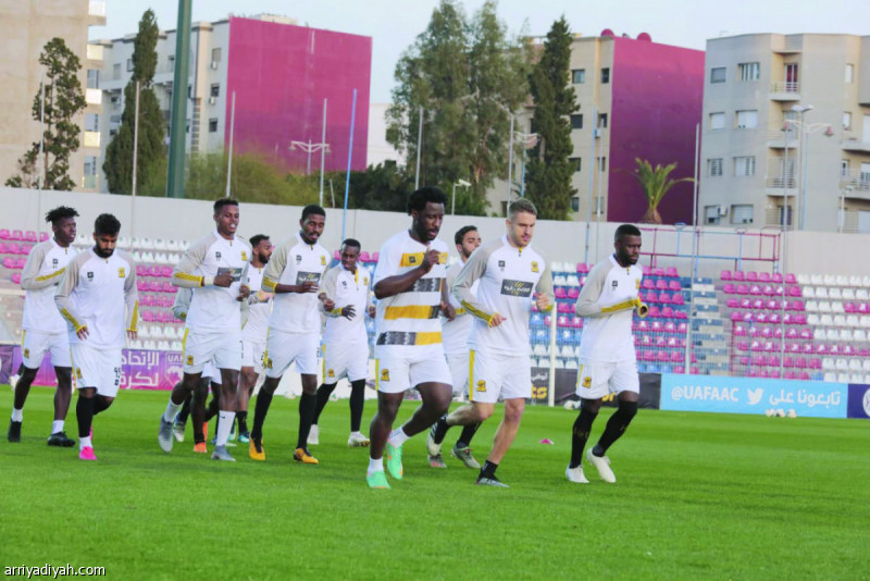 صورة التقطت أمس للإيفواري بوني المهاجم والبرازيلي برونو المدافع يتقدمان لاعبي فريق الاتحاد خلال التدريب (المركز الإعلامي ـ اتحاد القدم العربي)