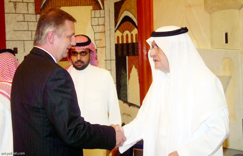 خالد بن عبد الله يستقبل المعزين في منزله بجدة
