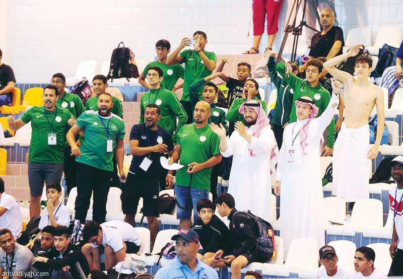 صورة التقطت أمس لأحمد القضماني رئيس الاتحاد مع الوفد السعودي في المدرجات عقب فوز أحد السباحين بالميدالية الذهبية (المركز الإعلامي ـ اتحاد السباحة)