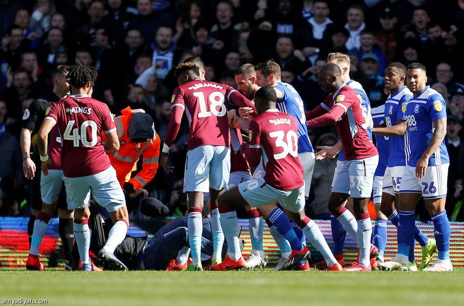 مشجع يقتحم الملعب ويوجه لكمة لقائد أستون فيلا