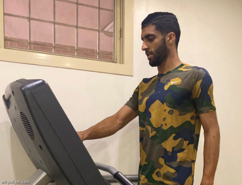 صورة التقطت أمس لأحمد محيميد لاعب فريق الجبلين الأول لكرة القدم أثناء تدريباته المنزلية (صورة خاصة بالرياضية)