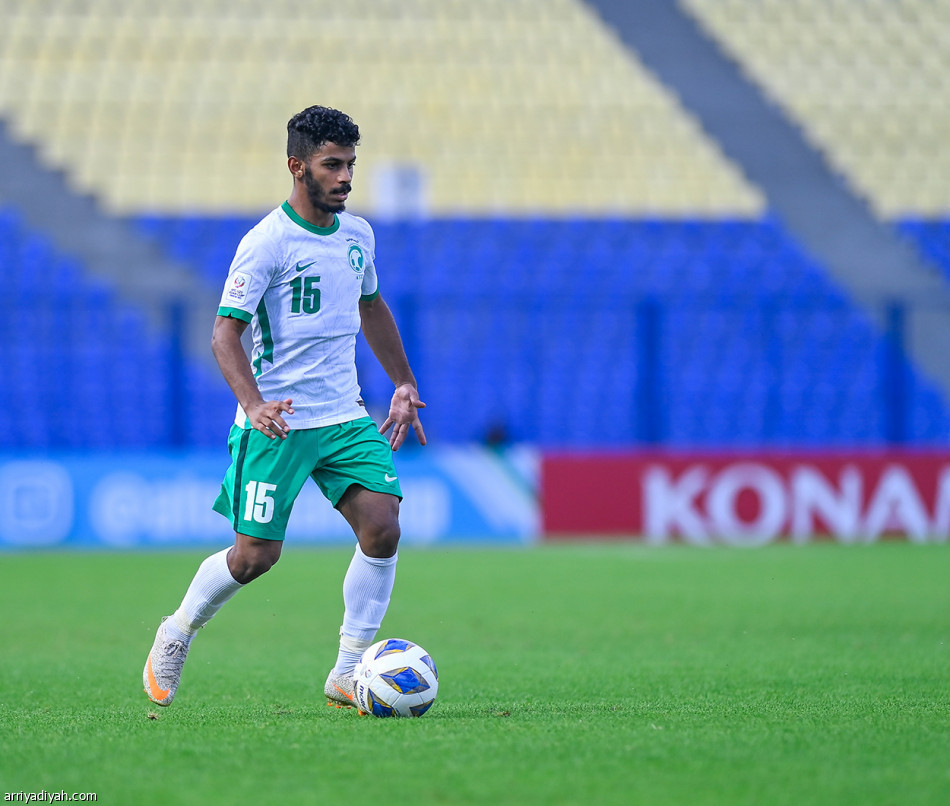 الأخضر 
يلعب بتشكيل أستراليا