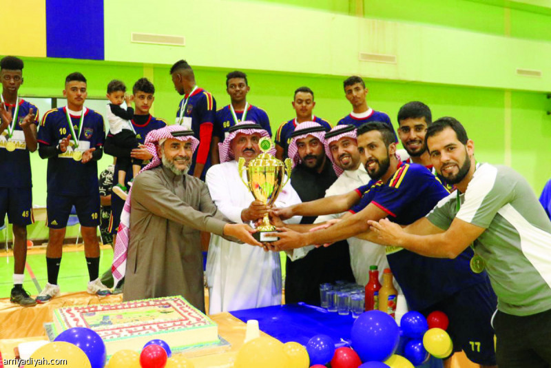 صورة التقطت من تتويج فريق الحزم الأول لكرة اليد ببطولة القصيم (المركز الإعلامي ـ الحزم)