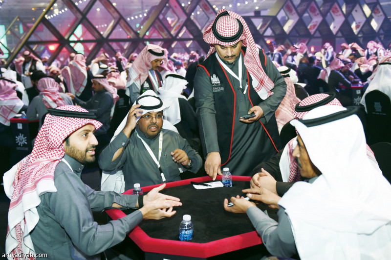 صورة التقطت أمس للاعبَين من فريقين متنافسين يتحدثان تحت أنظار الحكم واللاعبَين الآخرين قبل توزيع الأوراق لبدء إحدى مباريات بطولة شتاء الرياض للبلوت في واجهة الرياض تصوير: عبد الرحمن السالم