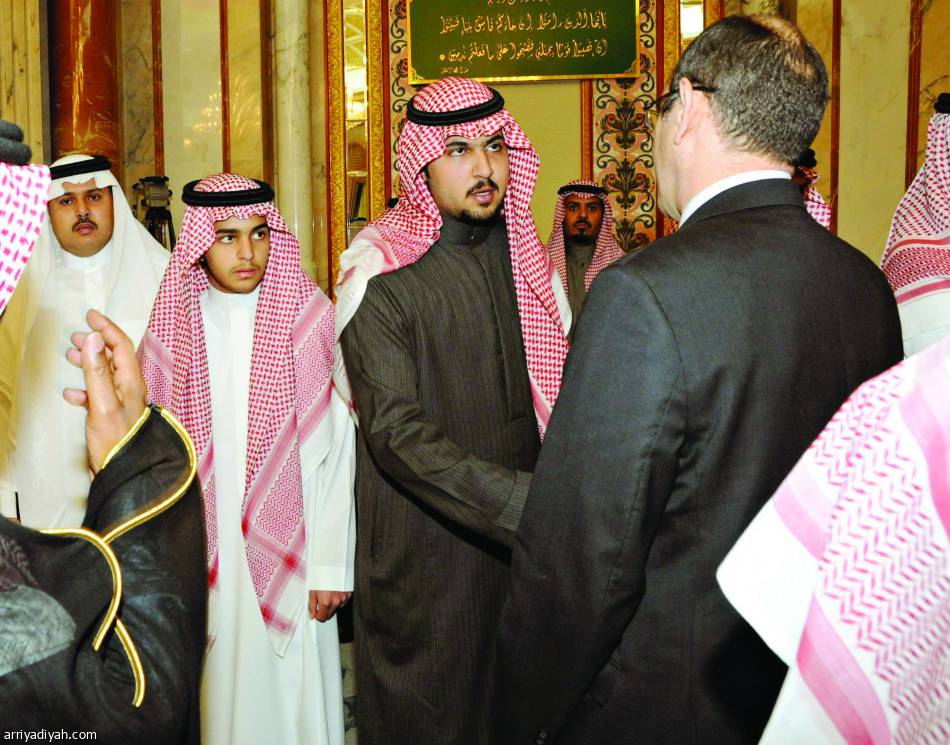 أبناء وأحفاد الملك عبدالله يتلقون التعازي