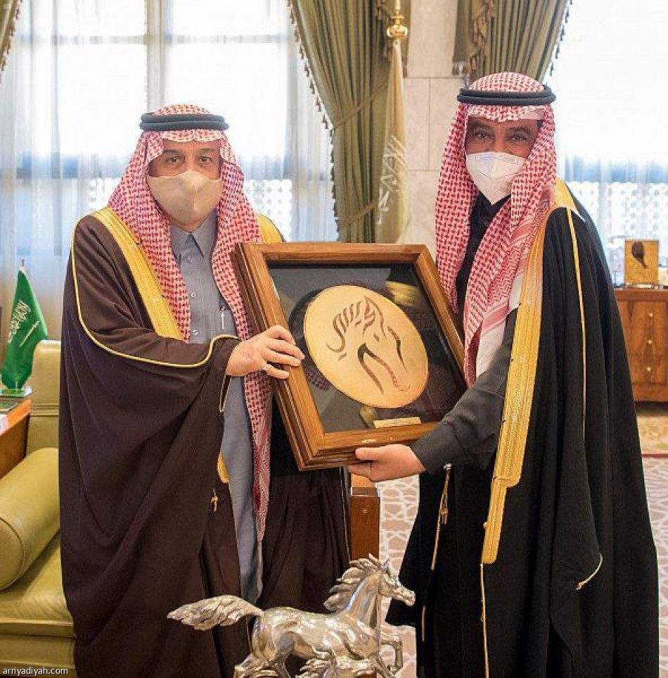 نخبة الفرسان يتنافسون على كأس المرتجز لقفر الحواجز