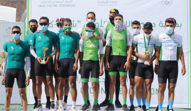 صورة التقطت أمس من تتويج أصحاب المراكز الأولى في البطولة (المركز الإعلامي ـ اتحاد الدراجات)