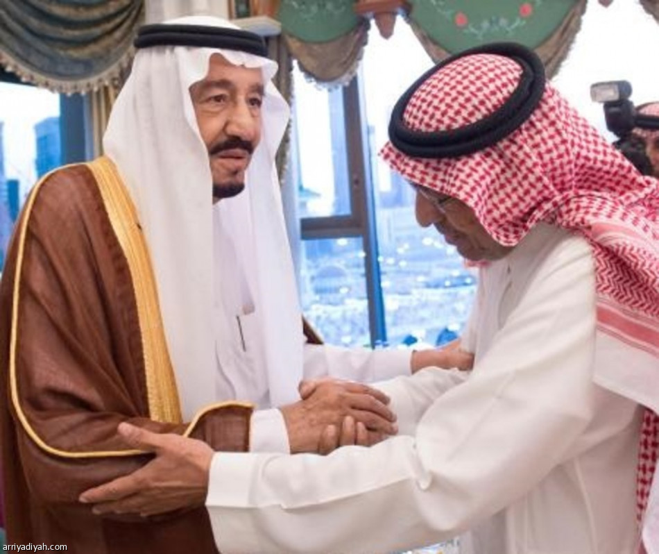 خادم الحرمين الشريفين يؤدي صلاة الميت على الأمير بدر بن محمد بن عبدالعزيز