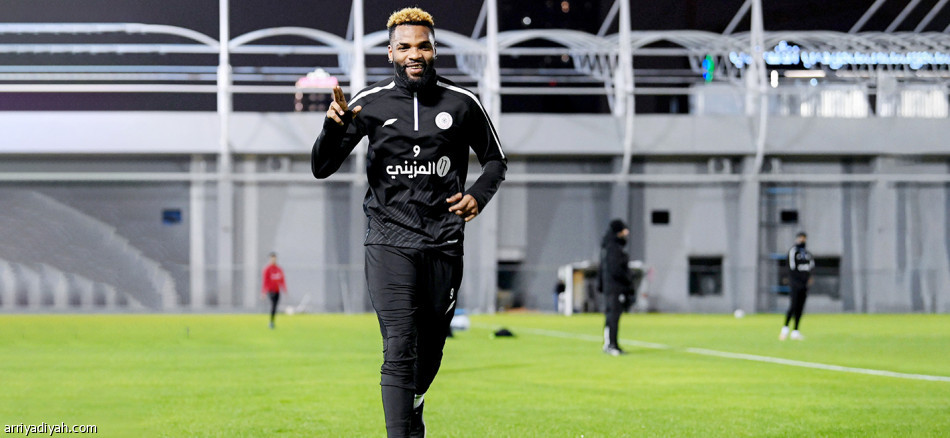 جارسيا
يستعين بألفارو ولاجامي