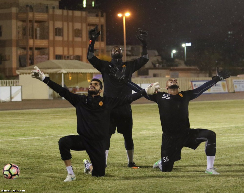 وسط أجواءٍ ماطرة.. القادسية يعد العدة من جديد للأهلي