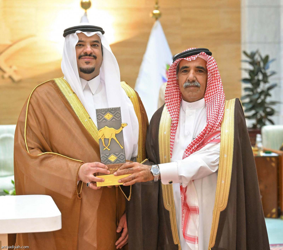 نائب أمير الرياض يكرم أبطال مهرجان المؤسس