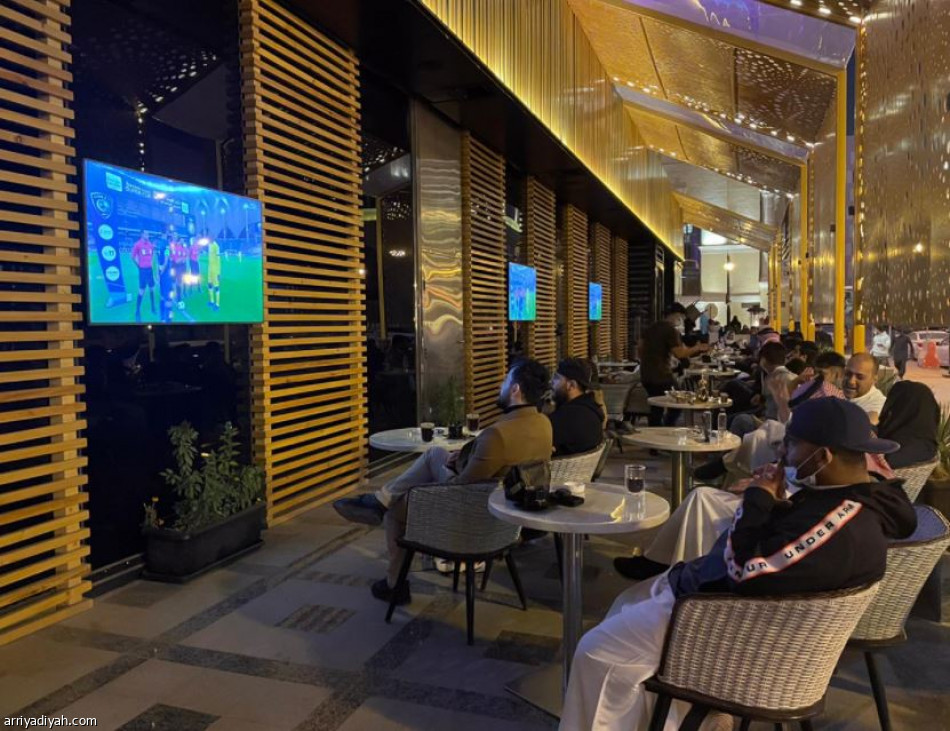 مقاهي الرياض تستقبل جمهور السوبر