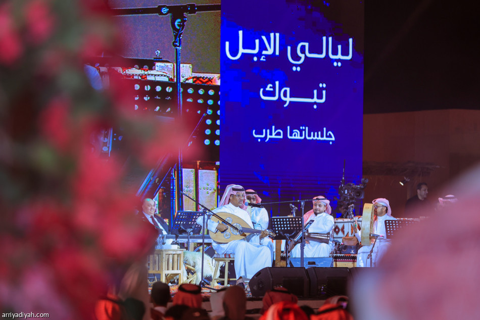 خالد عبدالرحمن يطرب حضور مسرح «جادة الإبل»