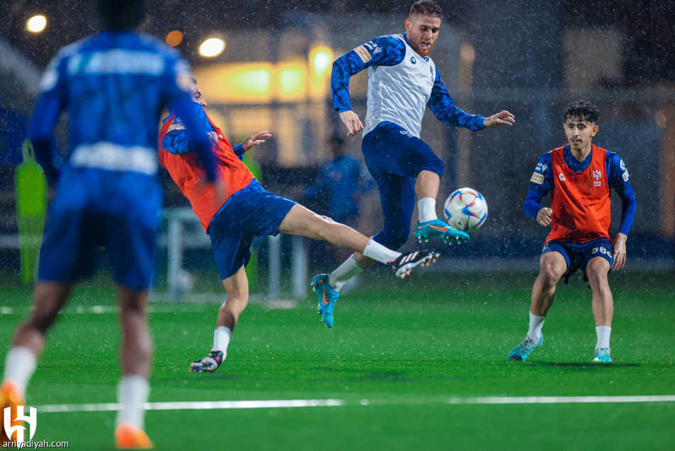 الهلال.. الفرج يلامس الكرة