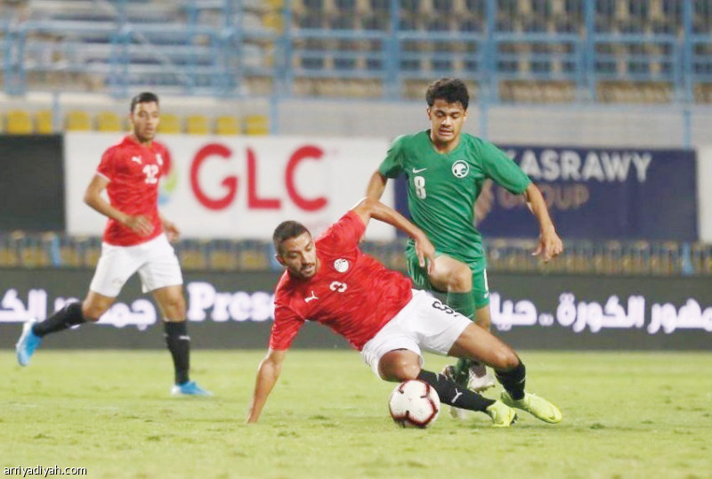 صورة التقطت أمس لناصر العمران لاعب وسط المنتخب الأولمبي يحاول استخلاص الكرة من طاهر محمد طاهر مهاجم المنتخب المصري خلال تجربة خسر فيها الأخضر بهدف نظيف (المركز الإعلامي ـ المنتخب السعودي)