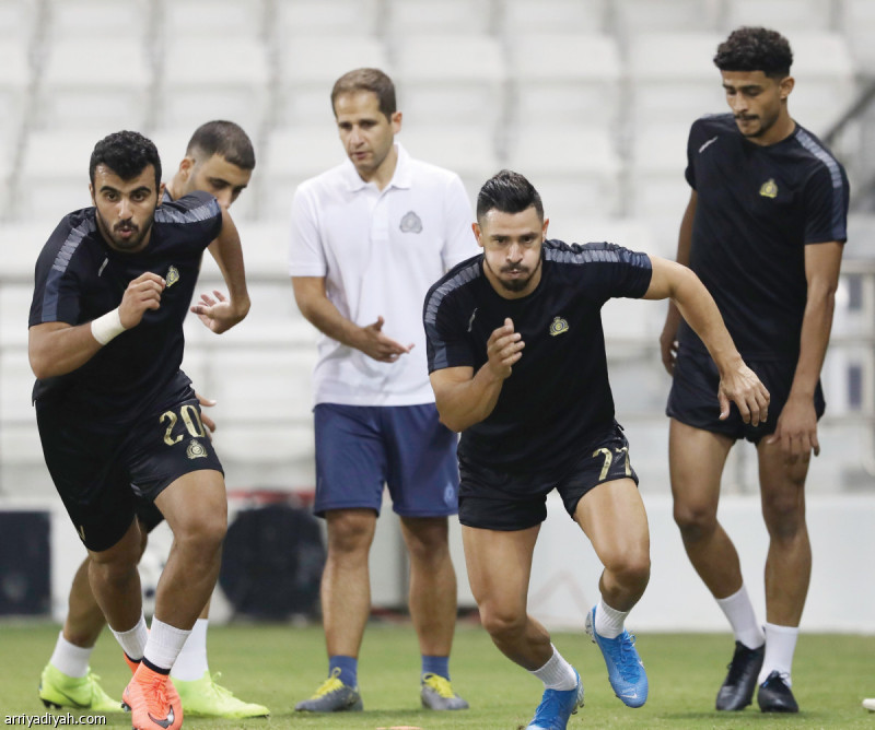 صورة التقطت أمس للبرازيلي جوليانو وحمد المنصور لاعبي النصر يتقدمان زملاءهما أثناء تمارين اللياقة استعداداً للقاء السد القطري في إياب دور الثمانية من دوري أبطال آسياتصوير: عبد العزيز النومان