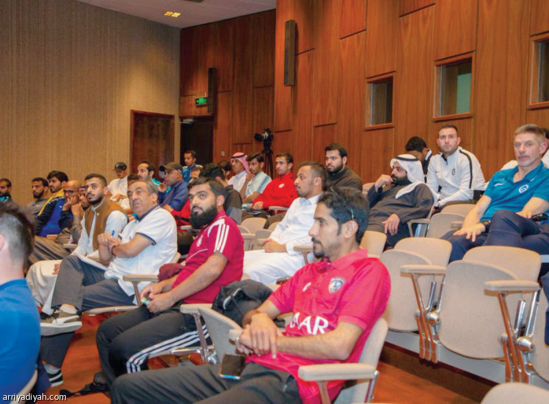 صورة التقطت أمس للمشاركين في دورة عمل “منهجية نادي زينيت الروسي في اكتشاف المواهب” بمعهد إعداد القادة في الرياض (المركز الإعلامي ـ معهد القادة)