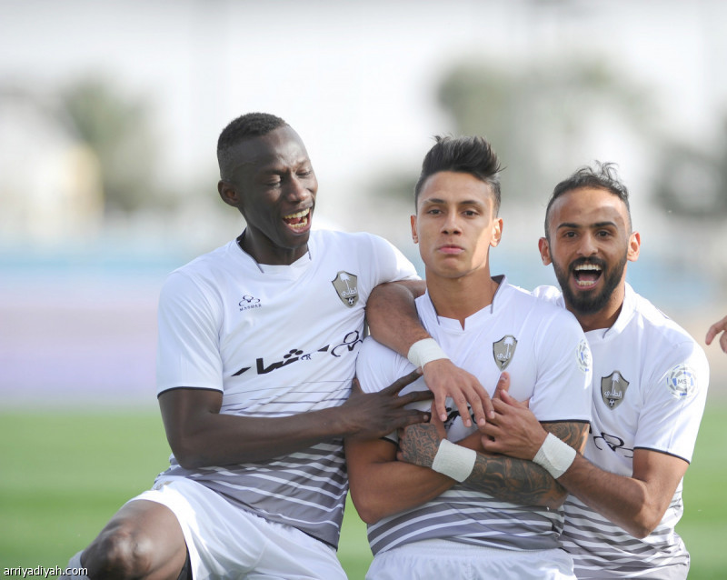 صورة التقطت للبرازيلي لويس إدواردو “دودو” بعد تسجيله هدف الطائي متوسطاً مشاري جديع ومامادو باري زميليه تصوير: ثامر الدبي