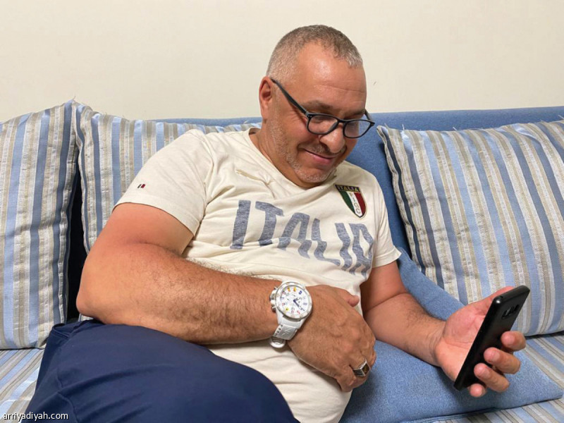 صورة التقطت أمس للجزائري نور الدين زكري مدرب فريق ضمك الأول لكرة القدم يتابع آخر المستجدات عبر هاتفه المحمول من مقر سكنه في مدينة خميس مشيط (صورة خاصة بالرياضية)