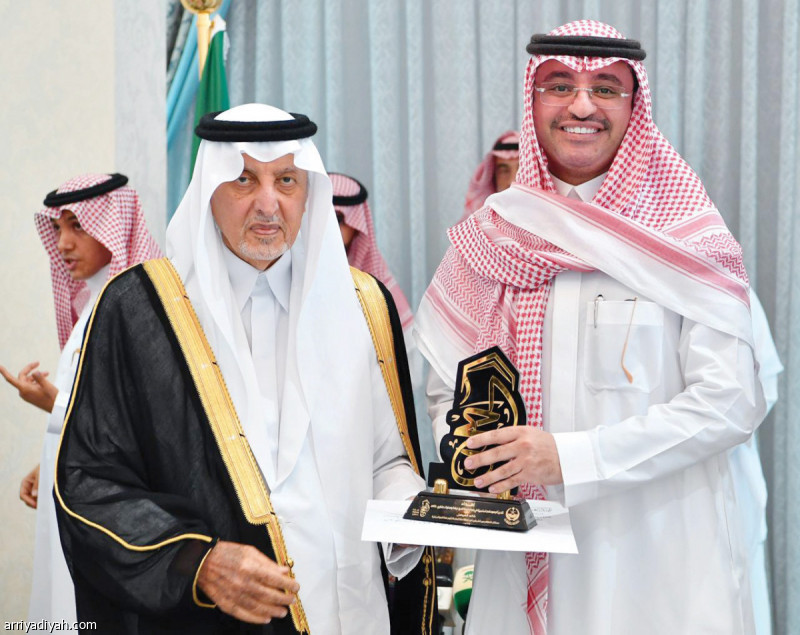صورة التقطت للمغلوث يتسلَّم جائزة المركز الأول من خالد الفيصل أمير منطقة مكة المكرمة (المركز الإعلامي ـ إمارة مكة المكرمة)