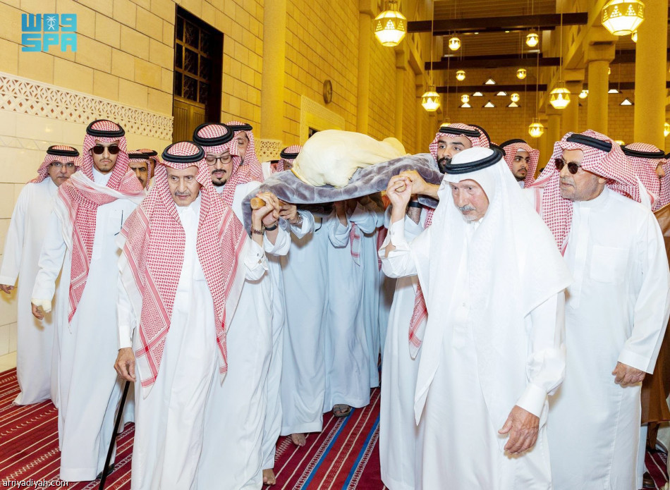 أمير الرياض يؤدي صلاة الميت على بدر بن عبد المحسن