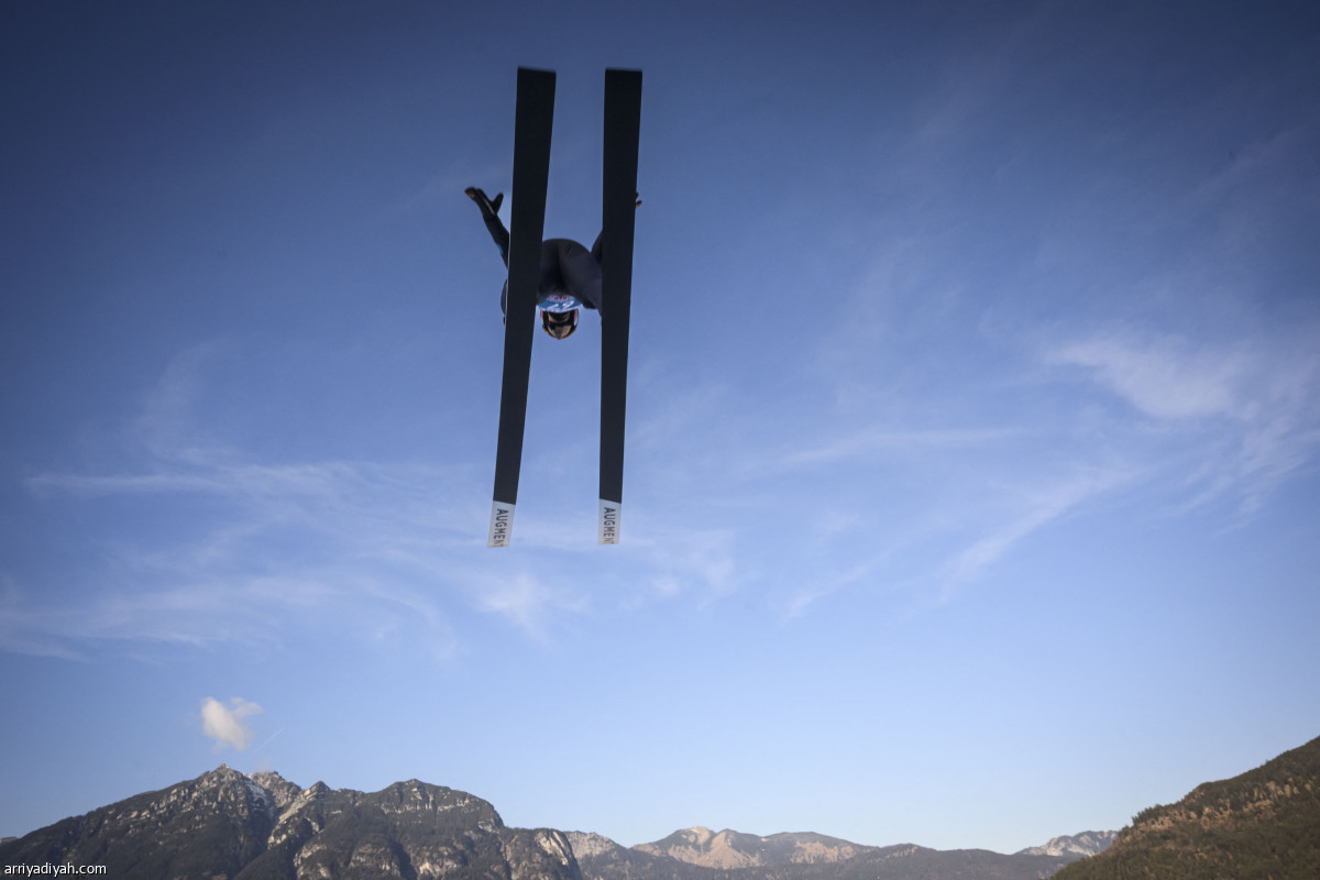 المتسابقون يحلقون