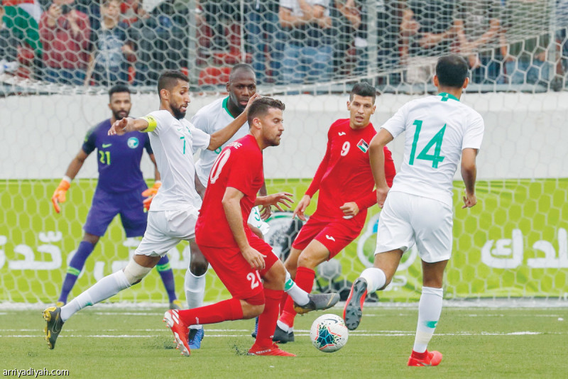 صورة التقطت أمس لسلمان الفرج لاعب وسط المنتخب السعودي الأول لكرة القدم يحاول قطع الكرة من إسلام البطران لاعب المنتخب الفلسطيني (الفرنسية)