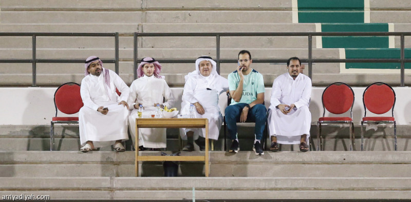 صورة التقطت أمس لعبد العزيز النهدي مدير المركز الإعلامي في الأهلي وأحمد بامعوضة الرئيس التنفيذي للنادي ومنصور بن مشعل المشرف العام على الكرة وعبد الصمد القرشي نائب الرئيس ووليد سعيد الإعلامي أثناء متابعتهم تدريب الفريق تصوير: وهبان خبتي