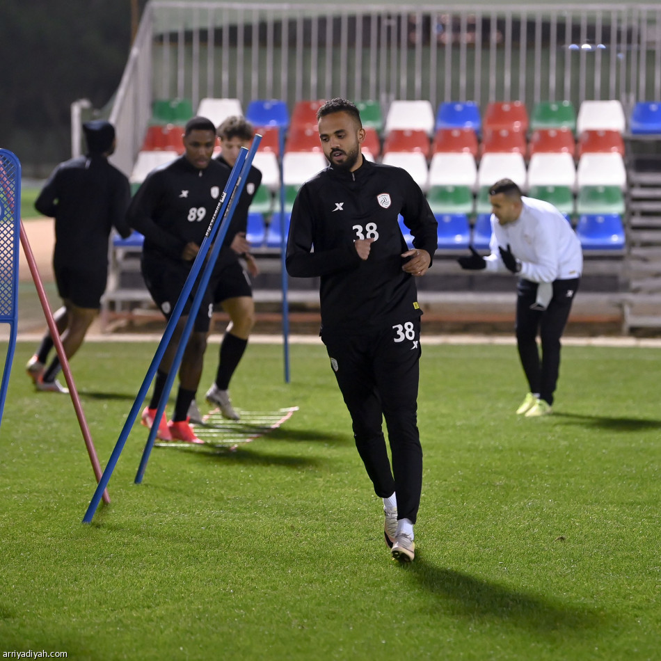 البلطان يحفز لاعبي الشباب قبل الأهلي