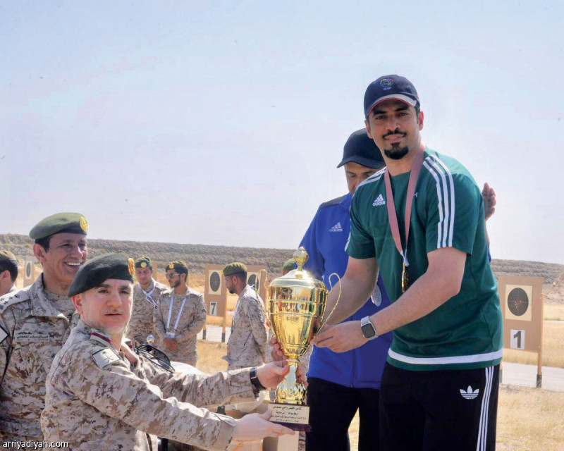 صورة التقطت أمس للعمري أثناء تتويجه منتخب القوات الجوية بكأس المركز الأول في بطولة الرماية (المركز الإعلامي ـ اللجنة المنظمة)