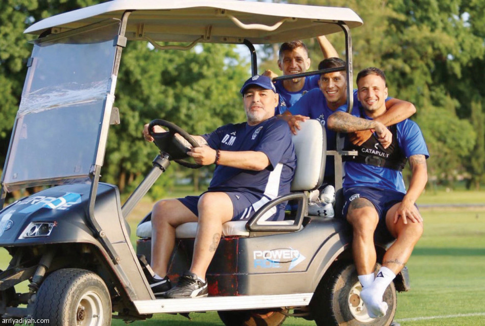 مارادونا..
كرسي جديد كل مباراة