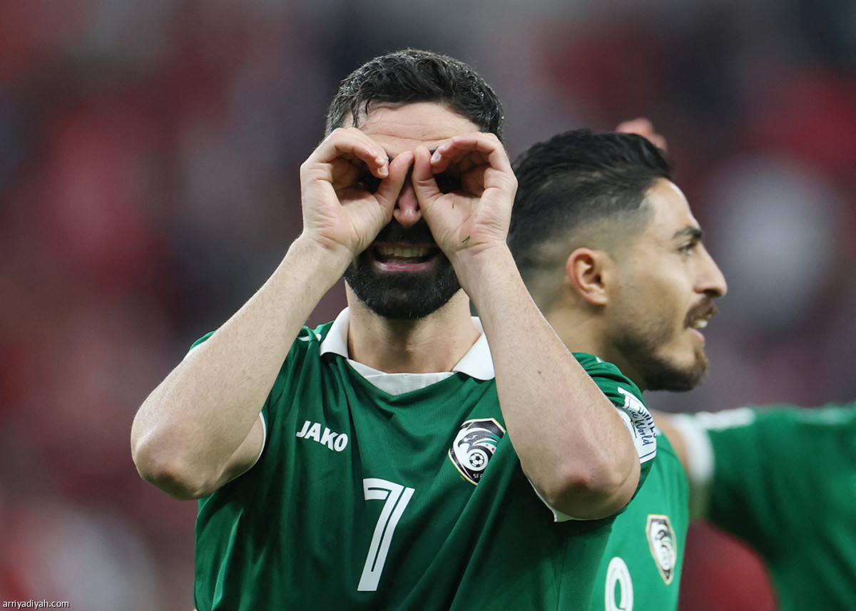 النسور تحلق