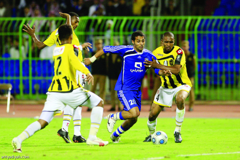 صورة أرشيفية لياسر القحطاني لاعب الهلال محاصراً بين لاعبي الاتحاد في المباراة التي جمعت الفريقين بملعب الأمير فيصل بن فهد عام 2011 (أرشيفية)