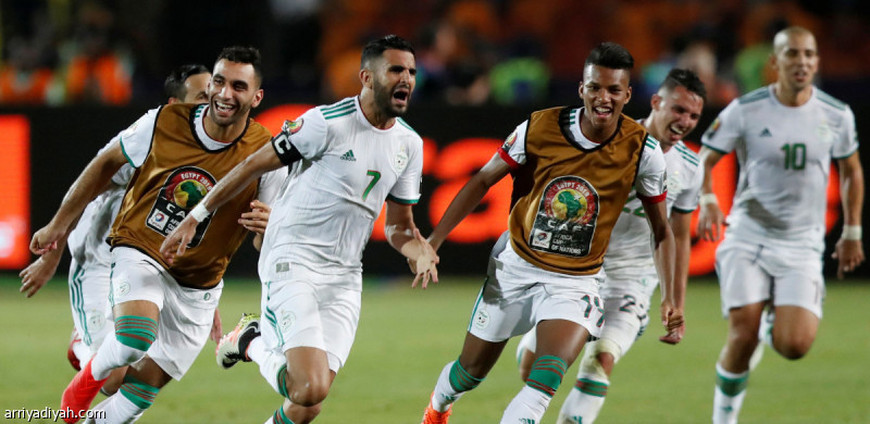 «القاتل» محرز يصعد بالجزائر إلى نهائي إفريقيا