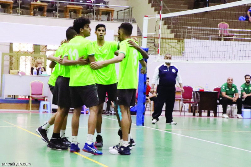 صورة التقطت أمس لفرحة لاعبي المنتخب السعودي بالفوز على الجزائر(المركز الإعلامي ـ اتحاد الطائرة)