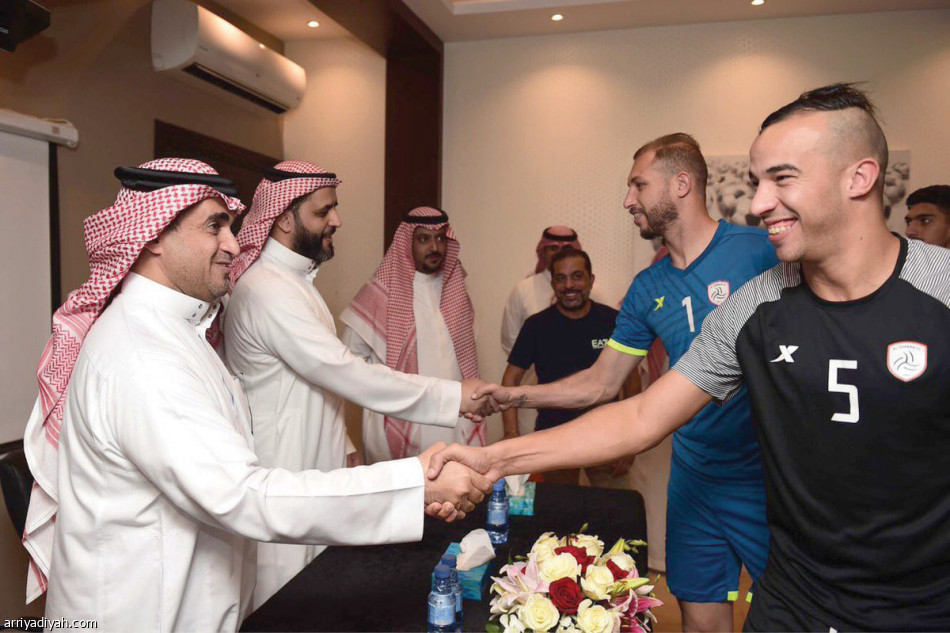 الرئيس وصل
وجماهير الشباب تحتفل