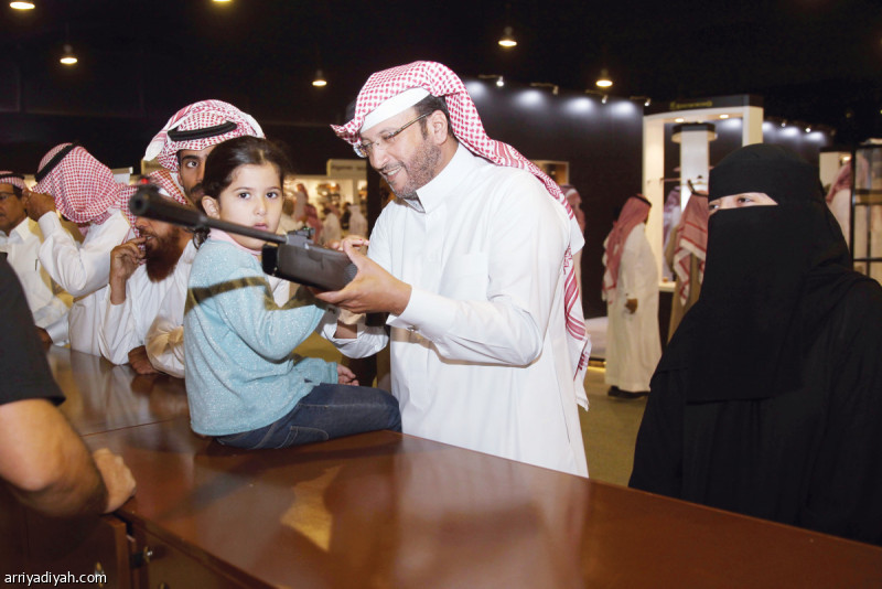 صورة التقطت أمس لإحدى العائلات في المعرض