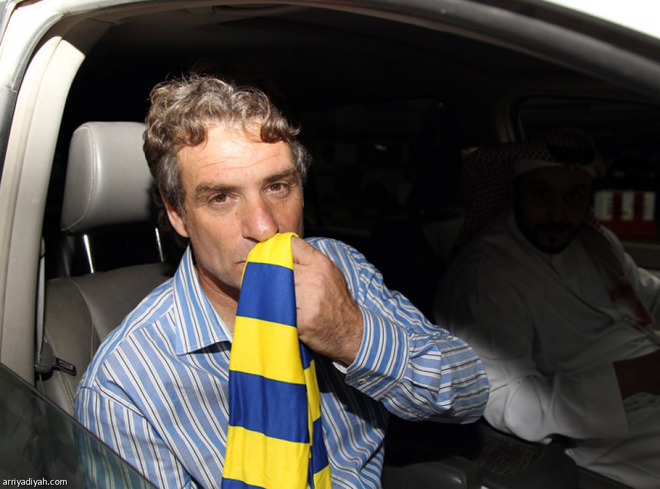 معيض يستقبل كارينيو النصر بالمطار