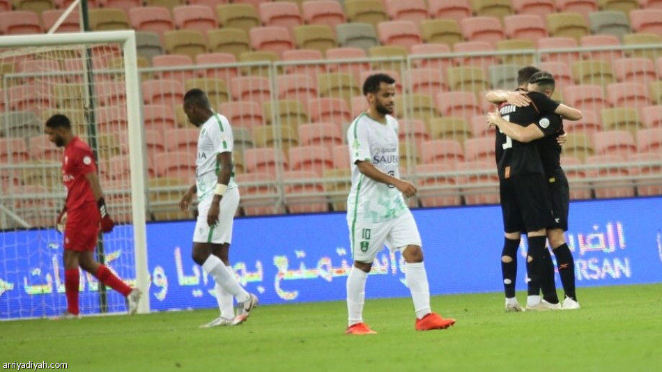 الشباب يعثر الأهلي.. ويهدد مقعده الآسيوي