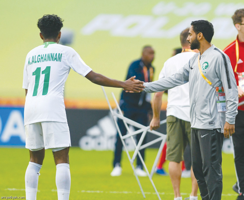 مواساة لاعبي الأخضر من  أعضاء الجهازين الفني والإداري