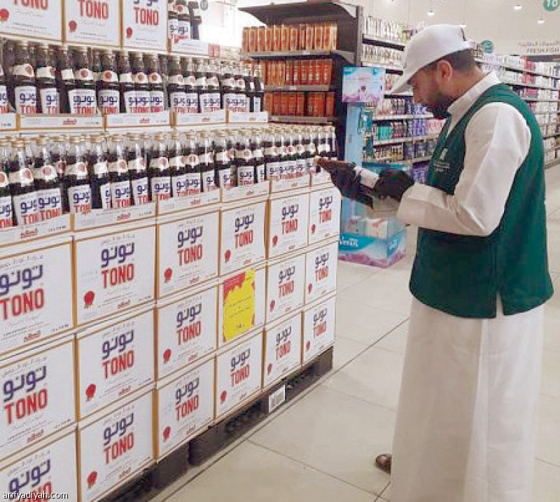 صورة التقطت أمس لأحد مراقبي وزارة التجارة أثناء جولة ميدانية على المحال التجارية في المنطقة الشرقية (واس)