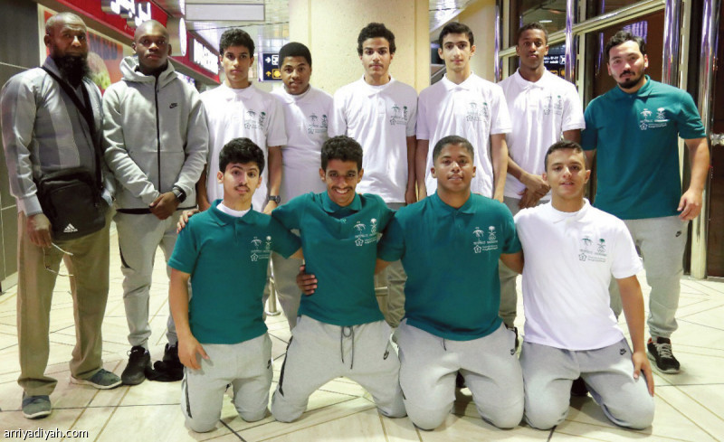 صورة التقطت أمس للاعبي المنتخب السعودي للجودو قبل مغادرتهم إلى المجر (المركز الإعلامي ـ اتحاد الجودو)