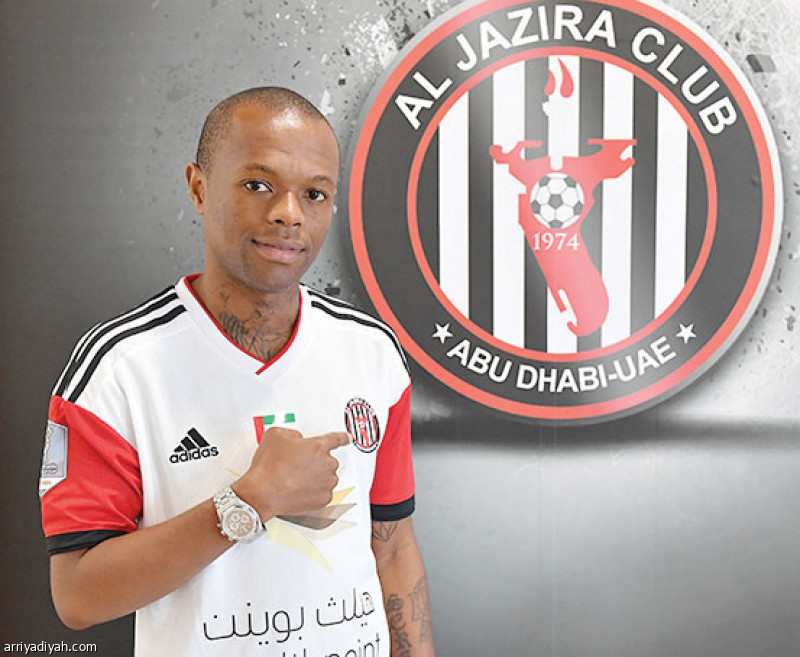 صورة التقطت أمس لسيريرو لاعب الجزيرة الإماراتي بعد توقيع العقد (المركز الإعلامي - الجزيرة)
