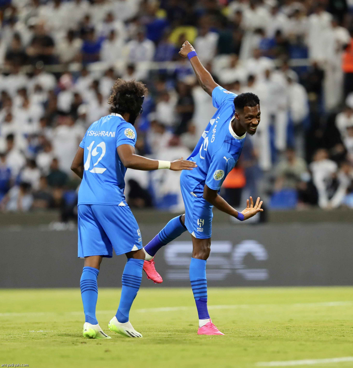 الهلال يعبر