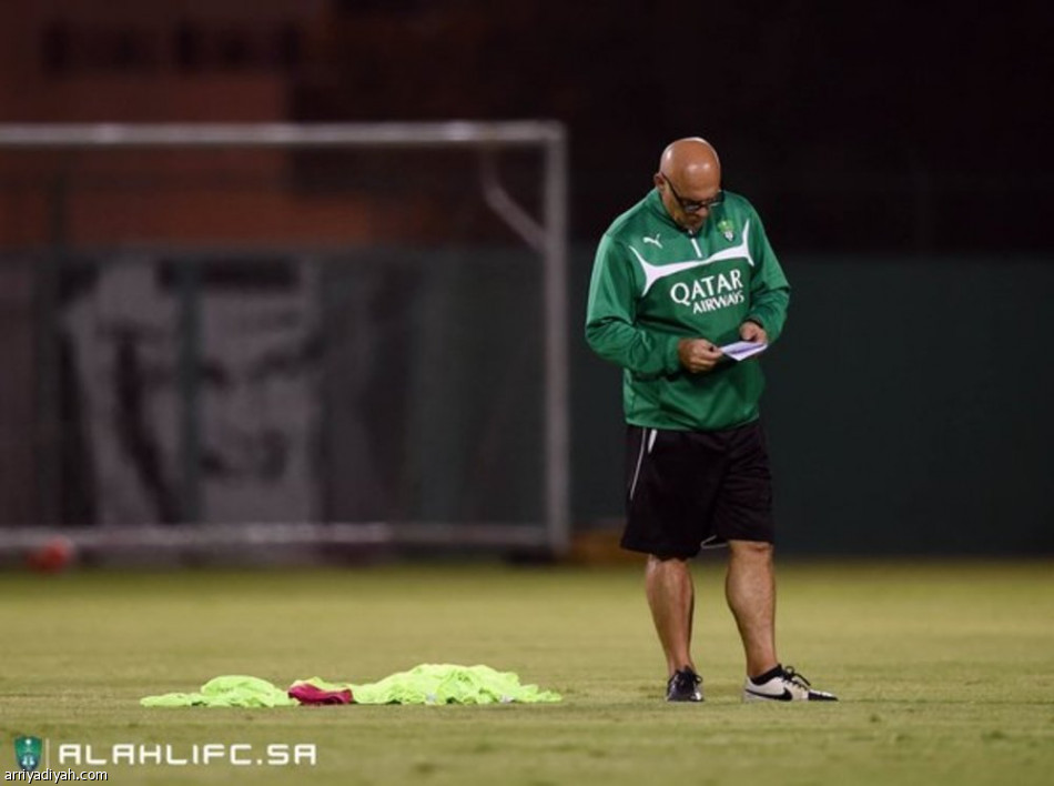 الأهلي يغلق ملف تجديد العقود ويفكر بالنصر