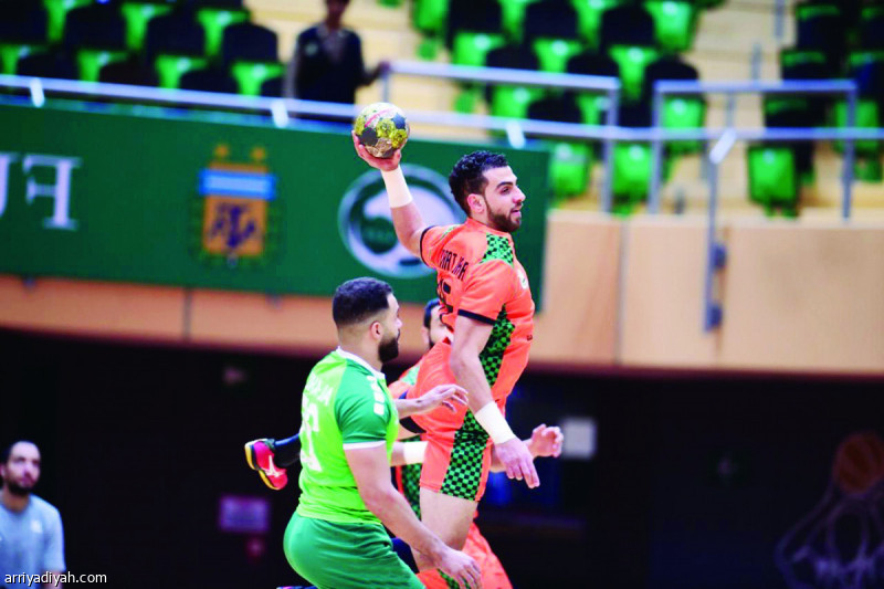 صورة التقطت أمس من لقاء النور والأهلي في كرة اليد الذي انتهى بتعادل مثير قبل النهاية بثوانٍ (المركز الإعلامي ـ اتحاد اليد)