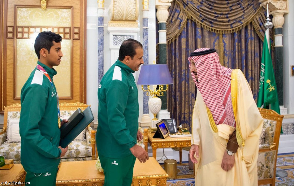 خادم  الحرمين يستقبل أبطال أولمبياد الشباب