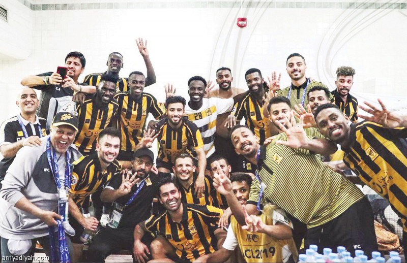 صورة التقطت أمس الأول للاعبي فريق الاتحاد الأول يحتفلون في غرفة الملابس بالفوز على ذوب آهن الإيراني 4ـ3 على ملعب حمد الكبير في الدوحة والتأهل إلى ربع نهائي دوري أبطال آسيا بعد التفوق بنتيجة مباراتَي الذهاب والإياب 6ـ4 (المركز الإعلامي ـ الاتحاد)