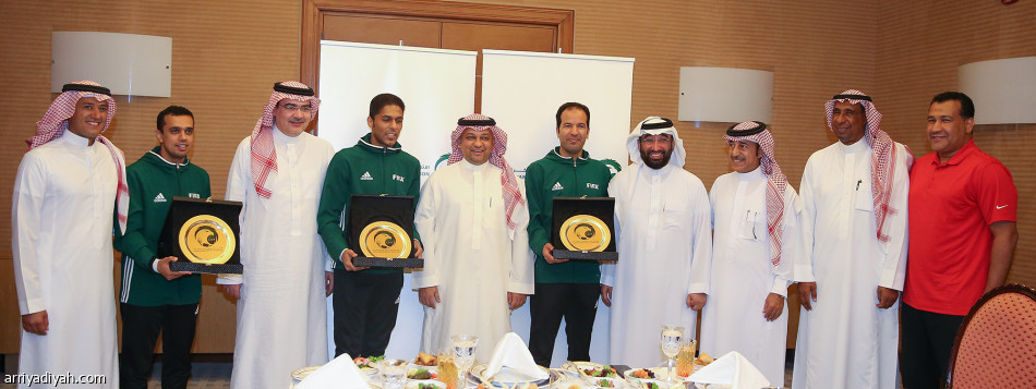 عادل عزت يكرم حكام كأس القارات